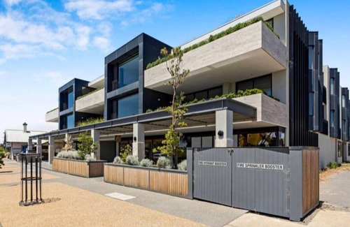 Mornington Apartment | 8ESP · Anchors Away | Escape in the heart of Mornington