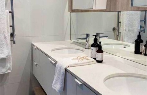 Mornington Apartment | 8ESP · Anchors Away | Escape in the heart of Mornington