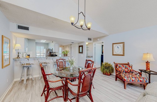 Miramar Beach Condo | 8th Floor condo, Seasonal beach service , Minutes to dining