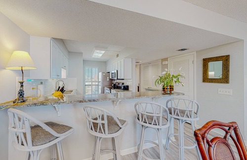 Miramar Beach Condo | 8th Floor condo, Seasonal beach service , Minutes to dining
