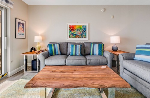 Pensacola Beach Condo | 8th-floor condo on Pensacola Beach with Gulf-view balcony, pool & central AC