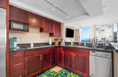 Diamond Head - Kapahulu - St. Louis Apartment | 8th Floor Gold Coast 1 Bedroom with Great Views, Kitchen & Den
