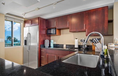 Diamond Head - Kapahulu - St. Louis Apartment | 8th Floor Gold Coast 1 Bedroom with Great Views, Kitchen & Den