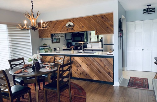 Lake Toxaway Condo | 9/01 TO 10/10/25. BOOK 5 NIGHTS GET 10% OFF! SMOKEY MOUNTAINS & WATER FALL VIEW!
