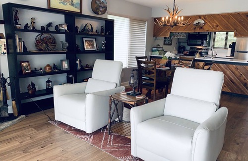 Lake Toxaway Condo | 9/01 TO 10/10/25. BOOK 5 NIGHTS GET 10% OFF! SMOKEY MOUNTAINS & WATER FALL VIEW!