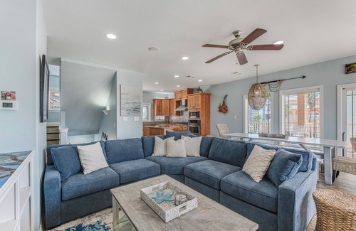 Sand Point House | 9 bed home/Ocean Views/steps to Beach & Pool/Pet Friendly/Fenced yard