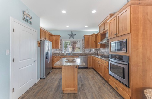 Sand Point House | 9 bed home/Ocean Views/steps to Beach & Pool/Pet Friendly/Fenced yard