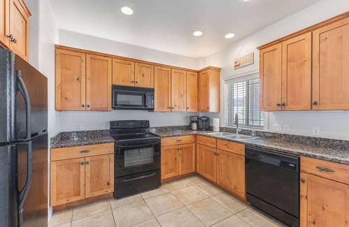 Sand Point House | 9 bed home/Ocean Views/steps to Beach & Pool/Pet Friendly/Fenced yard