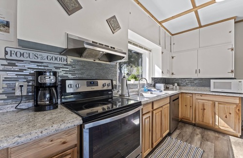 Branson West House | 9 Bedroom Cabin Steps Away From Table Rock Lake!