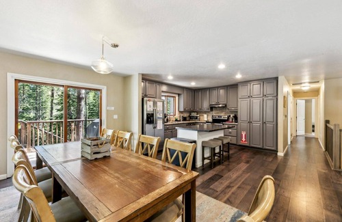 Tahoe Paradise Cabin | 9 Beds, Hot Tub, Dog Friendly, Fenced Yard, Game Room with Pool Table, Near Heavenly