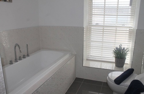 Saundersfoot Apartment | 9 Cambrian Terrace spacious contemporary apartment