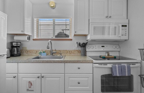 Cannon Beach Cottage | 9 Captains Cove: Coastal Escape | Walk to Beach | Dog-Friendly