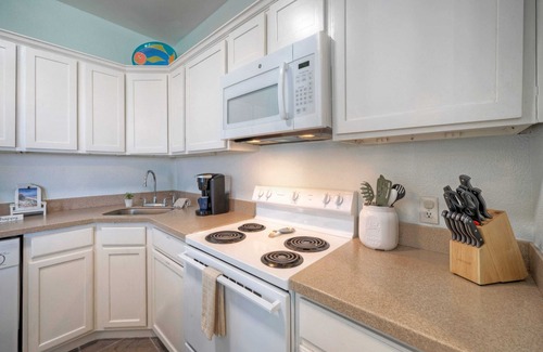 Port Aransas Cottage | 9 Costa Bahia Sleeps 20, Pool + Beach Nearby Perfect for Families