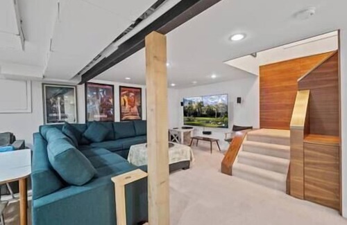 Kensington House | 9 Guests | King Bed | Pin Ball | BBQ | Piano