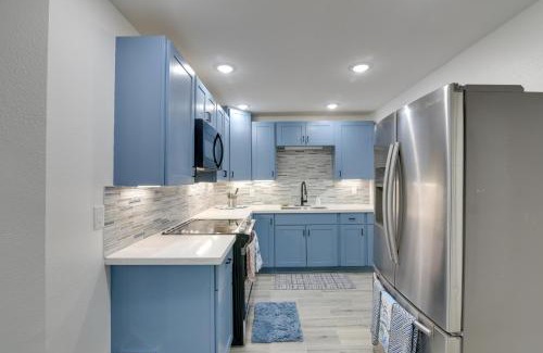 Galveston Apartment | 9 Mi to Crystal Beach Pet-Friendly Apt with Balcony