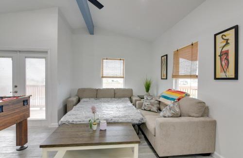 Galveston Apartment | 9 Mi to Crystal Beach Pet-Friendly Apt with Balcony