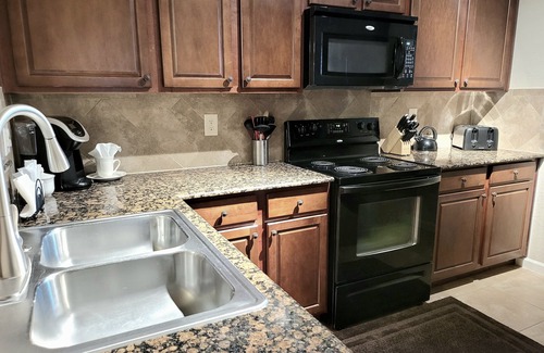 Davenport Condo | 9 miles to Disney, washer dryer, full kitchen, private patio, 2 community pools