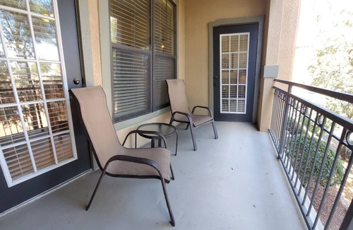 Davenport Condo | 9 miles to Disney, washer dryer, full kitchen, private patio, 2 community pools
