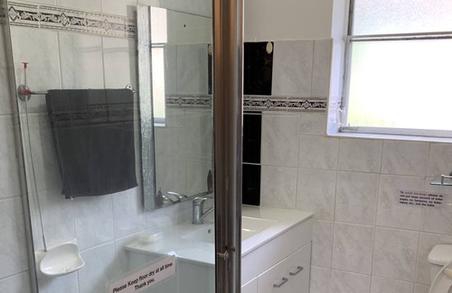 Wiley Park House | 9 min Wiley Park Station, E-lock, Netflix, Aircon.