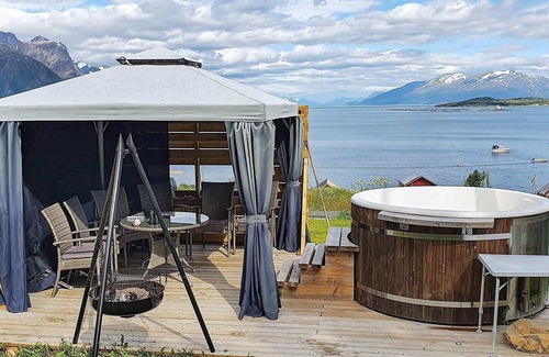 Lyngen House | 9 person holiday home in Lyngseidet
