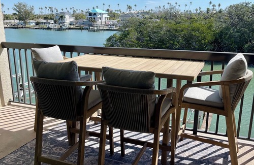 Pass-a-Grille Apartment | 90 DAY MINIMUM Pass A Grille Condo 2 Bedroom 2 Bath in St. Pete Beach