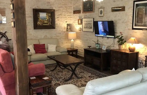 Saint-Pierre-de-Juillers House | 90 m² House ∙ 1 bedroom ∙ 5 guests