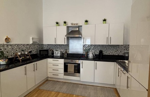 Stratford and New Town Apartment | 90 m² Apartment ∙ 2 bedrooms ∙ 6 guests