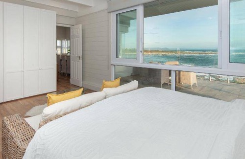 Sandbaai Hotel | 90 m² Hotel ∙ 2 bedrooms ∙ 127 guests