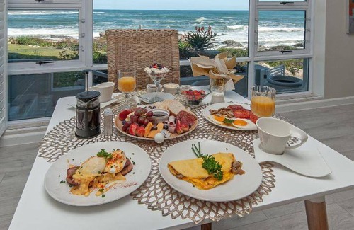 Sandbaai Hotel | 90 m² Hotel ∙ 2 bedrooms ∙ 127 guests