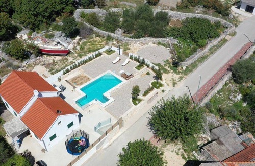 Zadvarje House | 90 m² House ∙ 3 bedrooms ∙ 8 guests