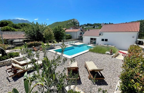 Zadvarje House | 90 m² House ∙ 3 bedrooms ∙ 8 guests