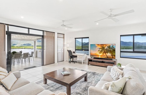 Cairns Central Business District Apartment | 903 Luxury Oceanview Penthouse Cairns City