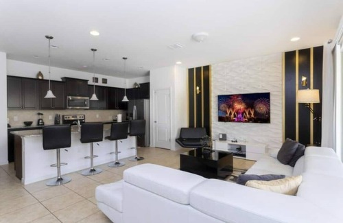 Four Corners House | 9035 Amazing 5BD Family Home!