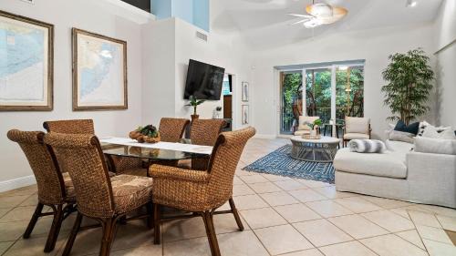 Rock Harbor Apartment | 907 Mariners Club