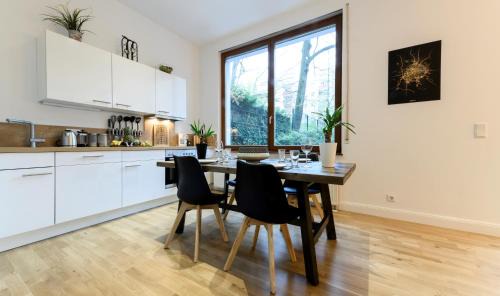 Friedrichshain Apartment | 90sqm 2BR Design Gem - outdoor terrace