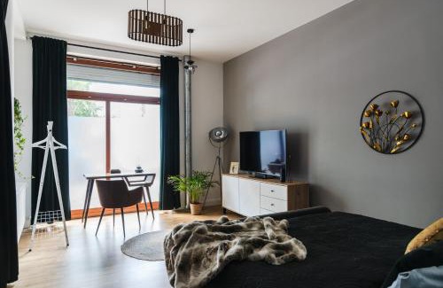 Friedrichshain Apartment | 90sqm 2BR Design Gem - outdoor terrace