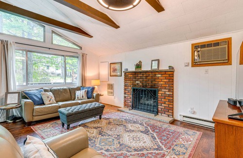 Pocono Lake Cottage | 91 m² Cabin ∙ 2 bedrooms ∙ 4 guests