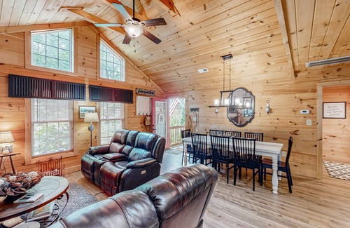 Lake Lure Cabin | 91 m² Cabin ∙ 2 bedrooms ∙ 5 guests