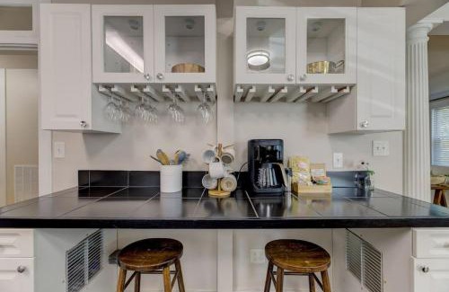 Earlewood House | 910 Sunset - Suite on Sunset