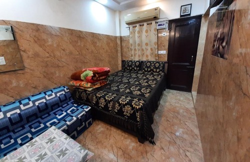 Lajpat Nagar House | 92, 121, 74, 700 Posh s delhi foreigners place in cream location independent luxury flat with attached kitchen for self cooking along with all utensils, gas stove and fridge, fully air conditioned, Android tv, very peaceful and calm location