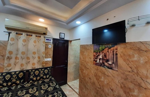 Lajpat Nagar House | 92, 121, 74, 700 Posh s delhi foreigners place in cream location independent luxury flat with attached kitchen for self cooking along with all utensils, gas stove and fridge, fully air conditioned, Android tv, very peaceful and calm location