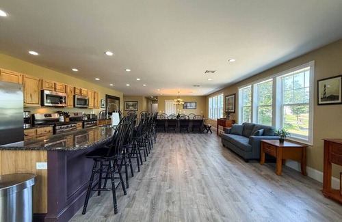 North Conway House | 92 Locust Lane | 16 BDRMS, Sleeps 34, Pool, HotTub