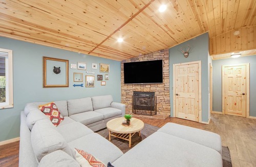 Big Bear City Cabin | 92 m² Cabin ∙ 2 bedrooms ∙ 4 guests
