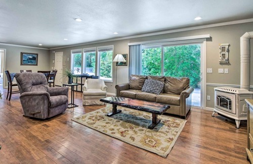 Coos Bay Cottage | 92 m² Cabin ∙ 2 bedrooms ∙ 7 guests