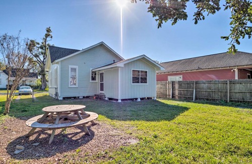 Lake Charles Cottage | 92 m² Cabin ∙ 2 bedrooms ∙ 5 guests