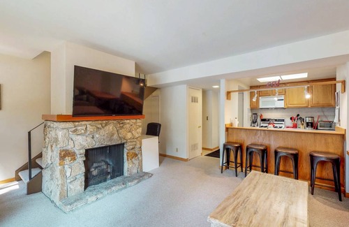 Lake Forest Condo | 92 m² Condo ∙ 2 bedrooms ∙ 6 guests