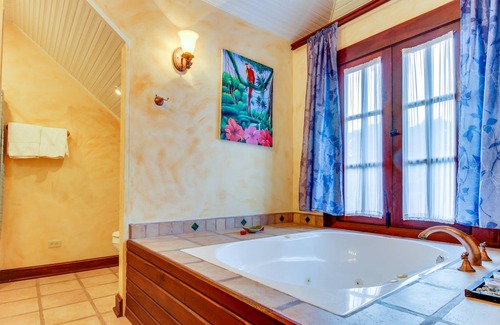 Bullet Tree Falls House | 929 m² House ∙ 7 bedrooms ∙ 18 guests