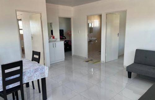 Grassy Park Apartment | 93 m² Apartment ∙ 3 bedrooms ∙ 6 guests