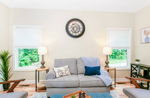 West Side Historic District Cottage | 93 m² Cabin ∙ 2 bedrooms ∙ 4 guests
