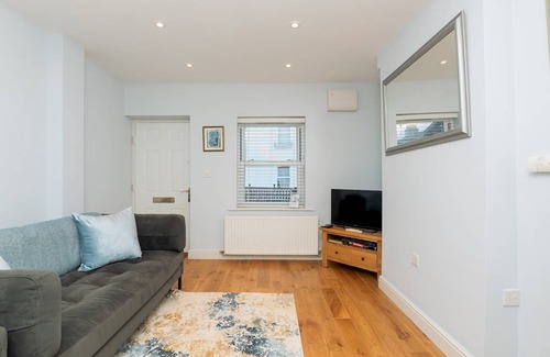Bath House | 93 m² House ∙ 2 bedrooms ∙ 3 guests